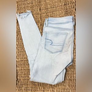 American Eagle Outfitters Lightwash Skinny Ripped Jeans
